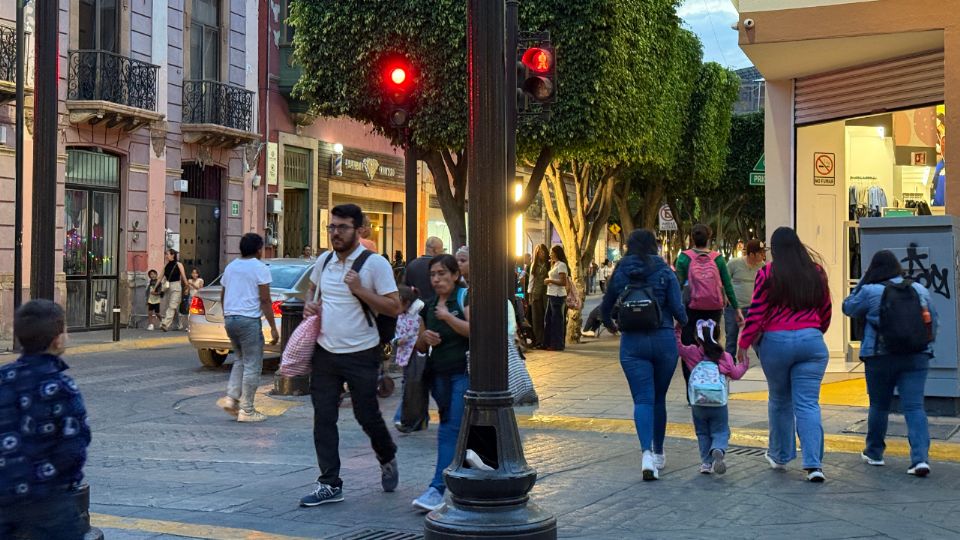 Semáforos peatonales ignorados en León Guanajuato
