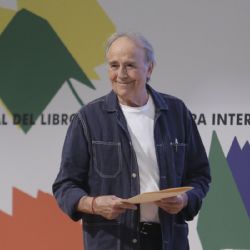 Joan Manuel Serrat recibe doctorado honoris causa en la FIL Guadalajara por su contribución a la música