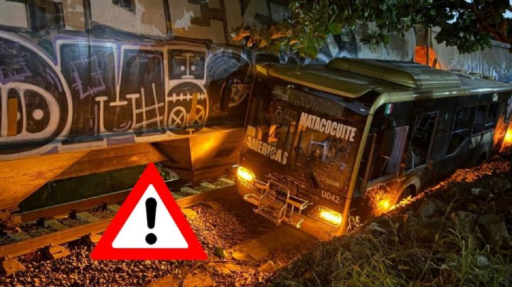 Tren embiste autobús de Ulúa tras intentar ganarle el paso; hay lesionados