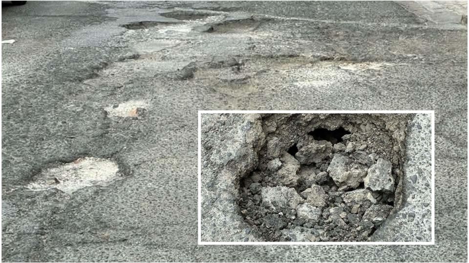 El socavón se formó en una calle repleta de baches