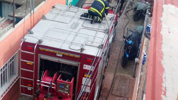 Se incendia vivienda cerca de un plantel escolar en alcaldía Miguel Hidalgo