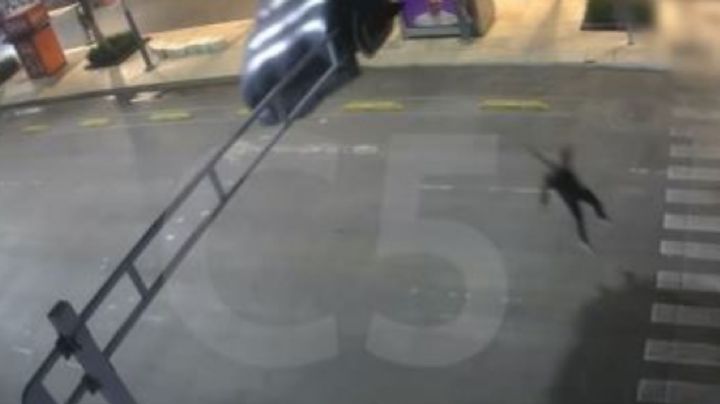 Extranjero salta de avioneta en paracaídas y termina colgado en semáforo de Balderas