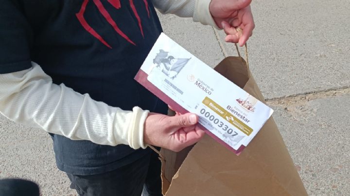 ¿Por qué los migrantes reciben 2 mil pesos del Banco del Bienestar?