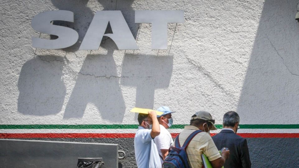 El SAT se encarga de aplicar la legislación fiscal y aduanera para que personas y empresas contribuyan al gasto público