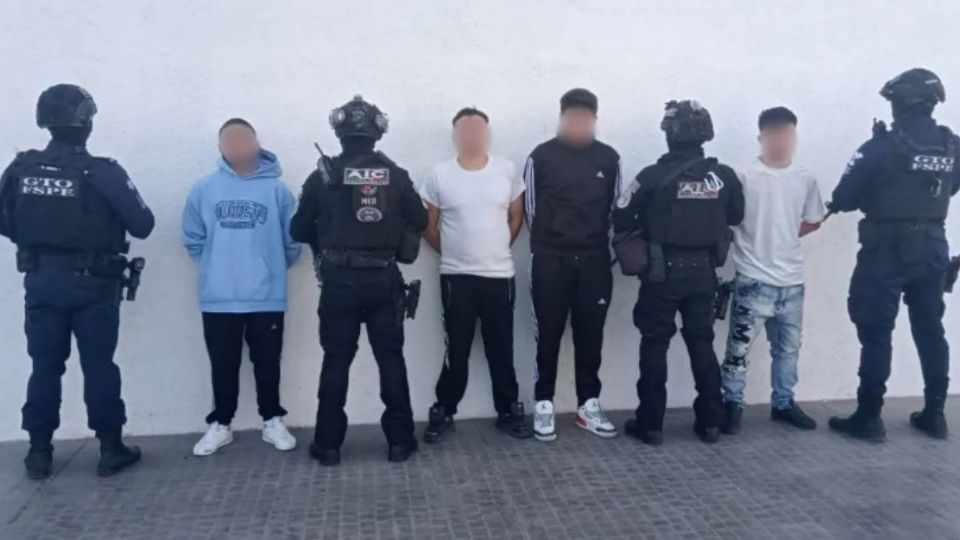 Autoridades detuvieron a 5 adultos y 2 menores de edad en la colonia León I, presuntos integrantes de una célula criminal.