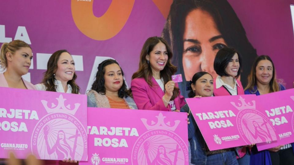 La Gobernadora de Guanajuato, Libia Dennise García encabezó la primera entrega de la Tarjeta Rosa en la capital del estado