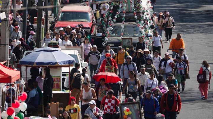 Tráfico en la México-Toluca por paso de peregrinos; van a la Basílica de Guadalupe
