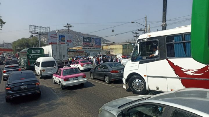 Bloqueo México-Pachuca: motociclista auxilia a bebé que iba al hospital | VIDEO