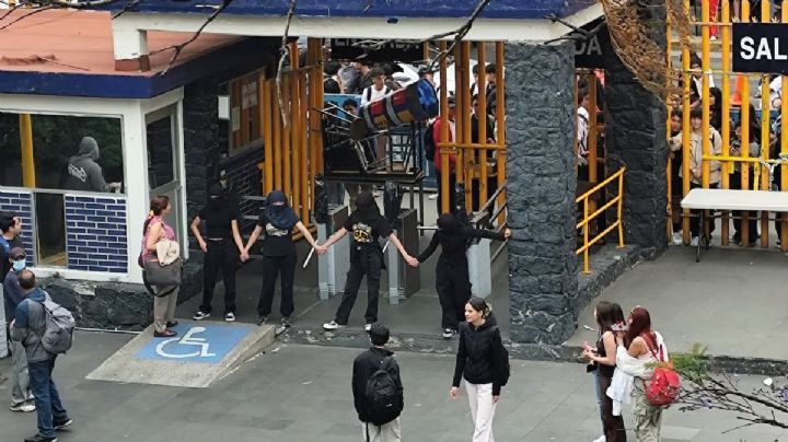 Encapuchados toman Prepa 8 de la UNAM, ¿Qué piden?