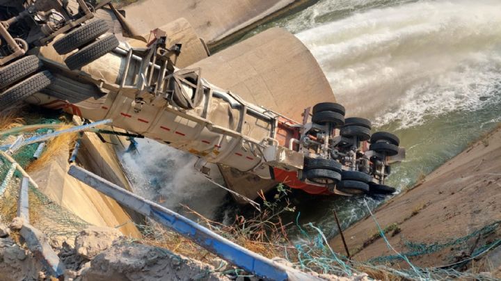 Cae pipa presuntamente con gasolina en la presa de Oaxaca; millones de litros de agua en riesgo