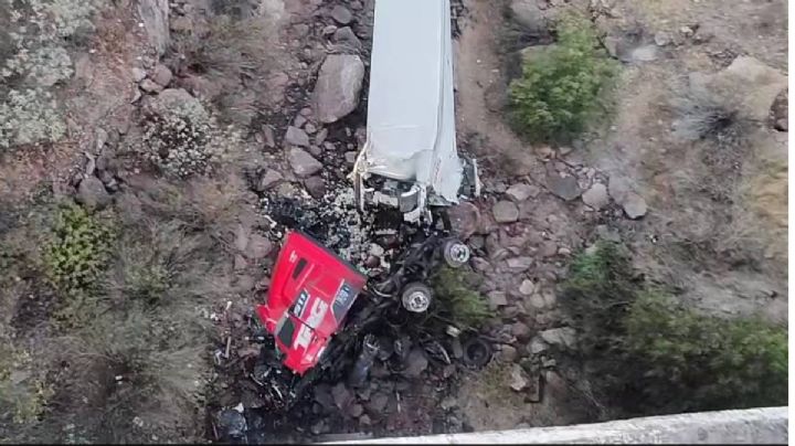 Muere trailero al caer su unidad a un barranco en la Silao-San Felipe