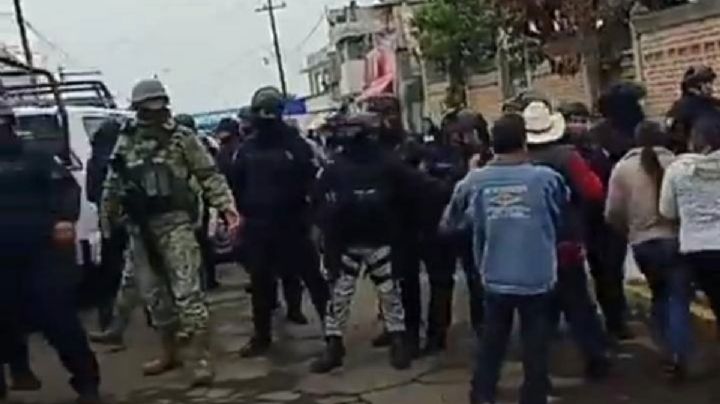 Enfrentamiento entre policías y civiles en Acaxochitlán deja un detenido I Video