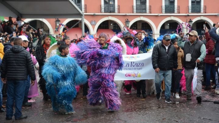 Lluvia y frío no apagaron la algarabía del Carnaval de Pachuca 2025