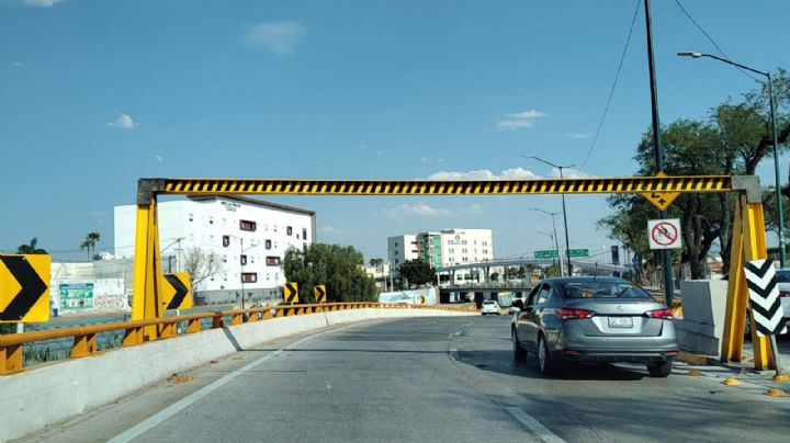 Otro accidente en Malecón del Río: se atoró en la señalética