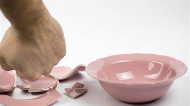 ¿Eres de los que tiene platos o vasos rotos? Esto dice la psicología