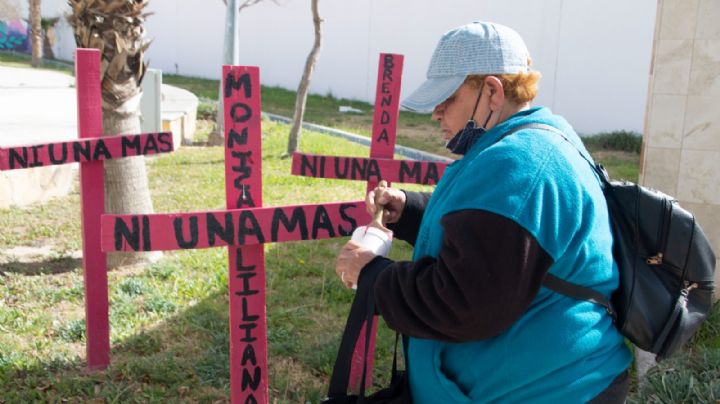 Dan mantenimiento al memorial de víctimas de feminicidio en Ciudad Juárez: cada cruz cuenta una historia
