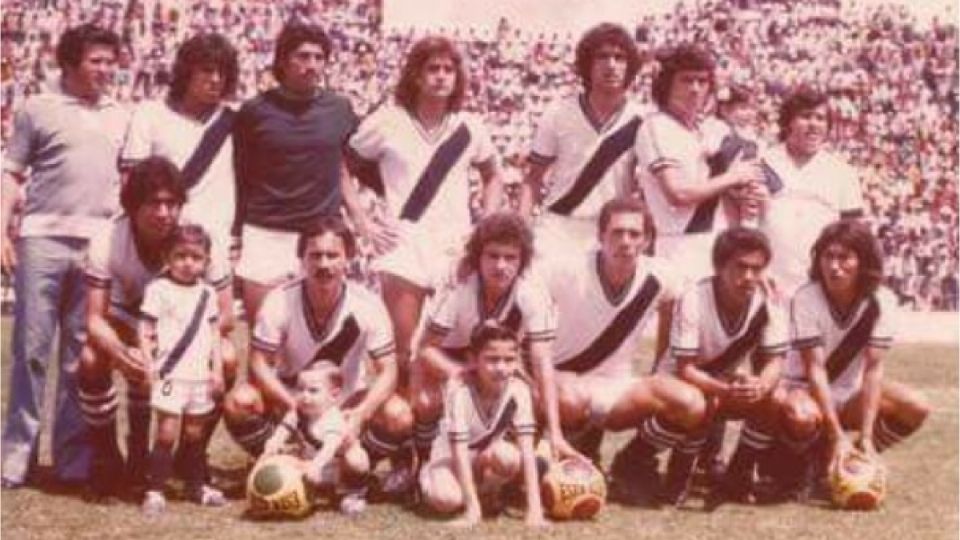 'Cuchillo' Herrara (de pie y al centro), en el Unión de Curtidores.