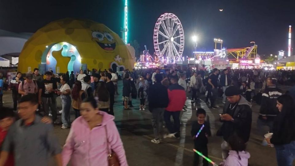 Cerca de la media noche la Feria de León 2025 lucía llena.
