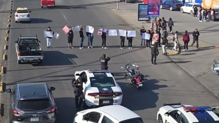Bloqueo en bulevar de Pachuca; estudiantes del Tec Universitario denuncian a director por acoso