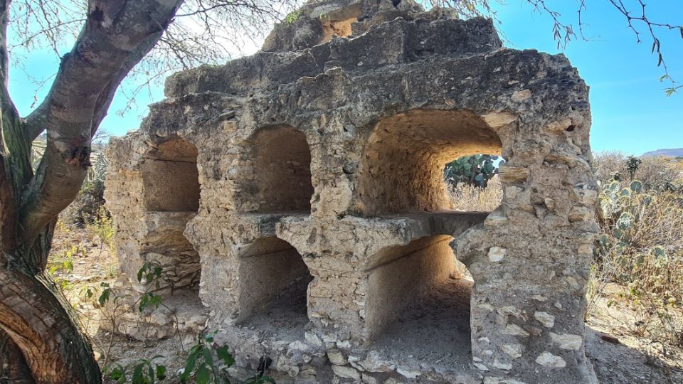Vestigios del Antiguo Panteón Municipal del siglo XlX Mineral de Pozos