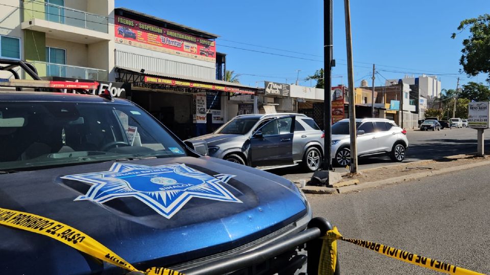 Los hechos iniciaron en el bulevar Doctor Enrique Cabrera, donde sujetos armados despojaron un vehículo Volkswagen Jetta blanco