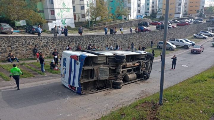 Autobús se voltea en La Pradera, en Emiliano Zapata - Xalapa; esto sabemos
