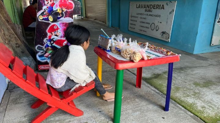 Hija de víctima de ataque a Caballo Blanco requiere cirugía; vende dulces para pagar gastos