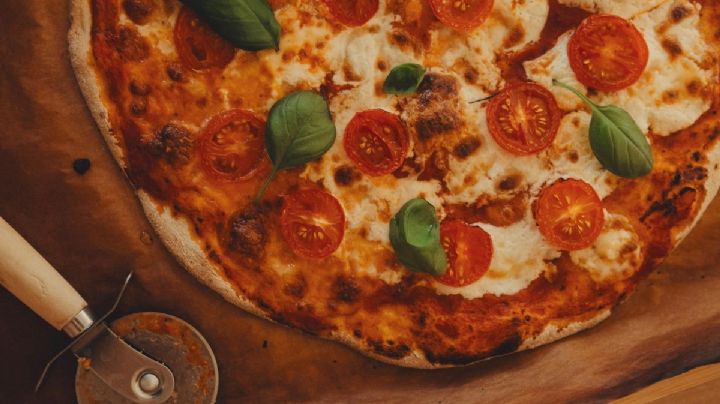 ¿Cómo preparar una pizza casera sin usar el horno ni la levadura con una receta facil y sencilla?