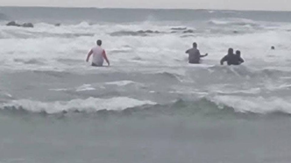 El menor fue arrastrado por una ola y no pudo ser rescatado.