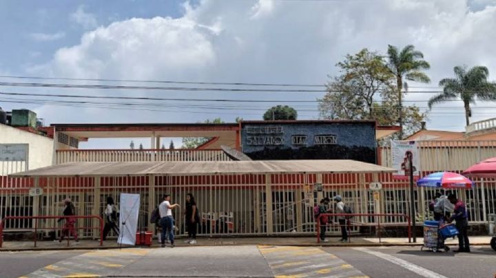 Protestan en primaria de Xalapa; denuncian que alberca está contaminada