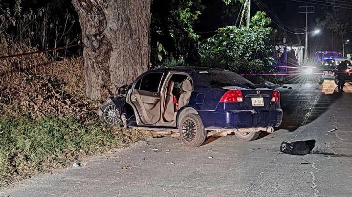 Mueren 3 adolescentes al estrellar su auto contra un árbol en Metztitlán