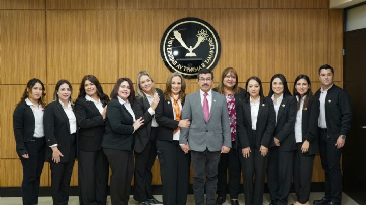 El rector Dámaso Anaya entrega nombramientos a titulares de Familia UAT