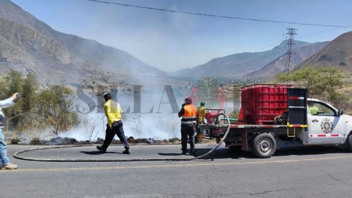 Emergencia en Acultzingo por incendio de pastizal cerca de la carretera
