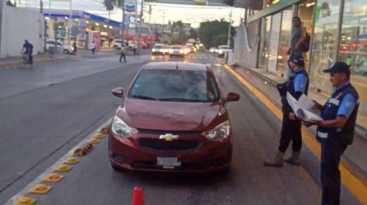 Más de 1,600 pesos por invadir el carril de la oruga