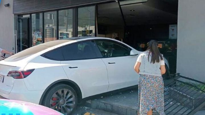 Tesla atraviesa la fachada de un Starbucks en Monterrey