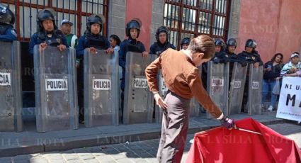 Congreso CDMX aprueba corridas de toros sin violencia; afuera, simpatizantes de la "fiesta brava" enfrentan a policías