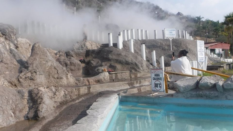 Sobre los atractivos, se debe acudir a las albercas con deliciosas aguas termales