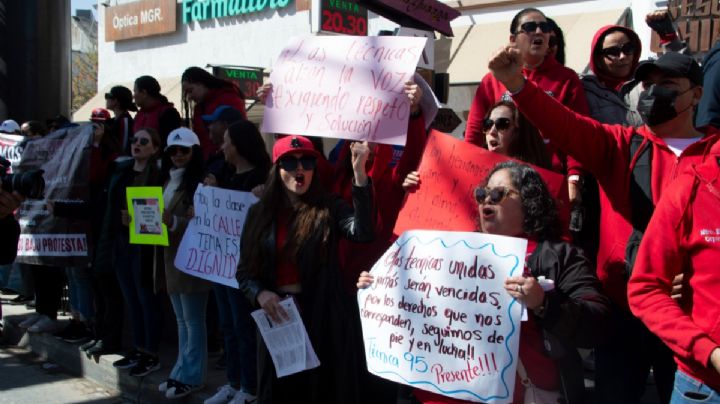 Maestros juarenses toman Puente Internacional Paso del Norte en protesta por Ley del ISSSTE