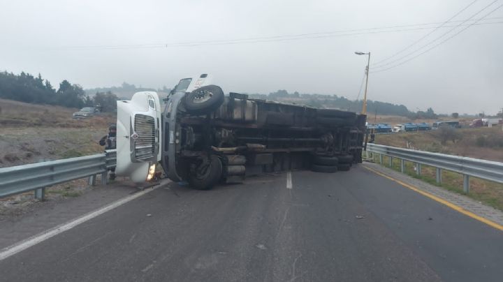 Tráiler vuelca en la autopista Orizaba - Puebla generando caos vial