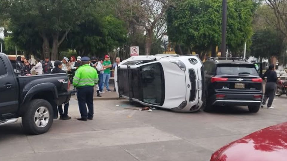 Adulto mayor vuelca en su vehículo en Maltrata, Veracruz