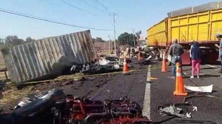 Chocan de frente 2 tráileres en la Irapuato-Abasolo; muere prensado uno de los choferes