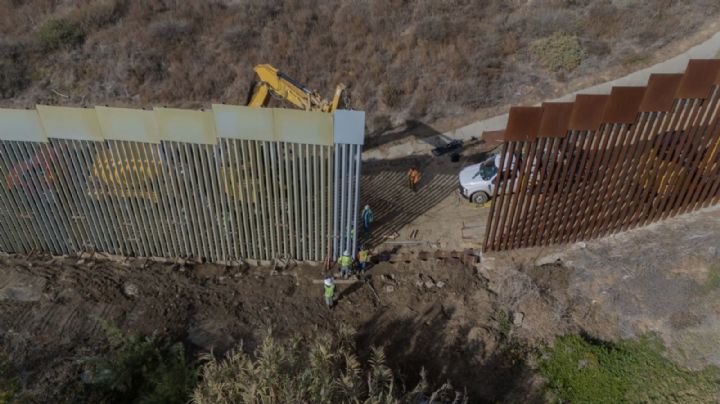 Estados Unidos construye muro ilegal sobre el río Tijuana, en la frontera con México