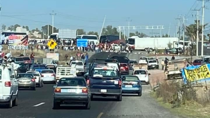 Bloqueo en la Pachuca-Actopan: Policía de Hidalgo intercepta convoy de autobuses del Valle del Mezquital