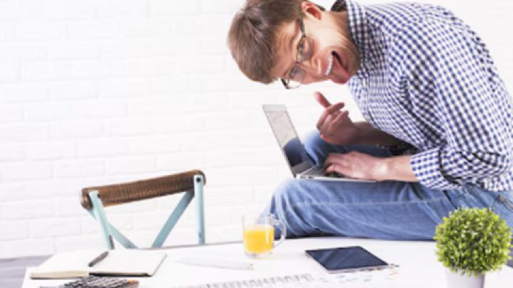 ¿Eres de los que sacas la lengua al escribir? Esto dice la psicología