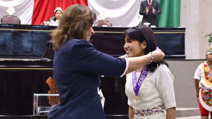 Ángela Olazarán recibe Premio Estatal de la Mujer en Congreso de Veracruz