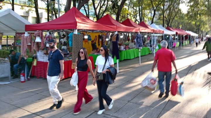 Puestos ambulantes invaden Paseo de la Reforma