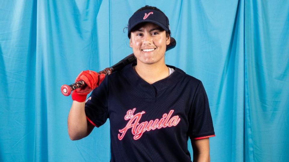 Sin aparatos de audición, se desempeña ferozmente en el campo.