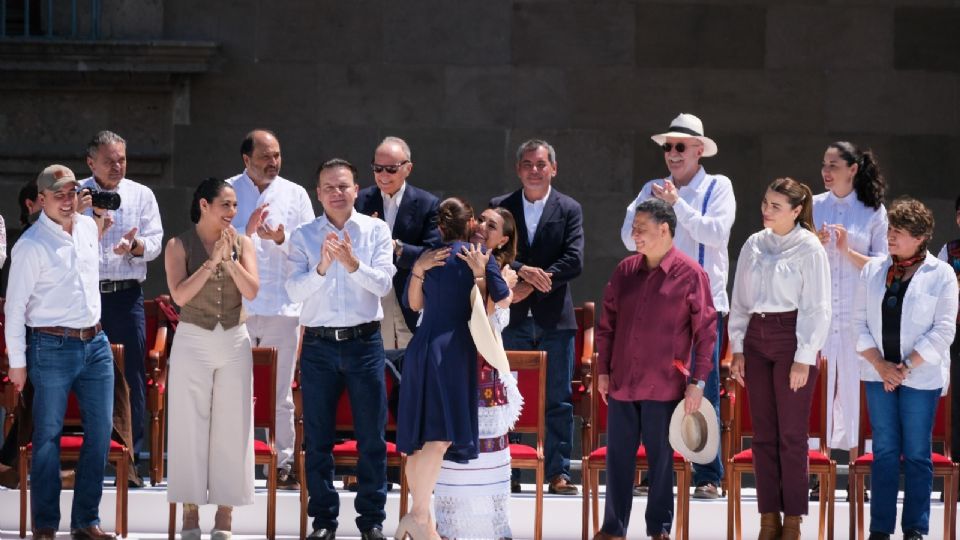 Julio Menchaca acudió a la Asamblea Informativa en el Zócalo