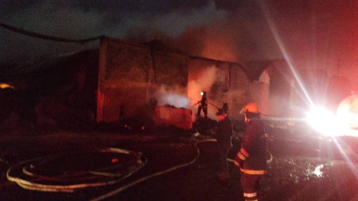 Incendio arrasa 6 bodegas en Apaseo el Grande