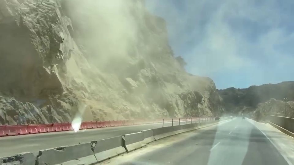 Por el deslave en la carretera se levantó una densa columna de polvo